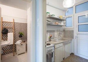 Frigorifero, microonde, forno, piano cottura