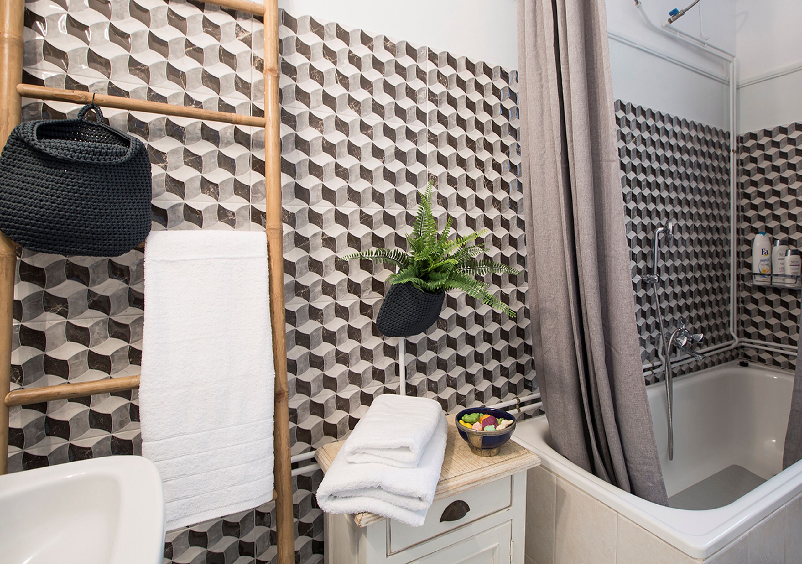 Combined shower/bathtub, hair dryer, towels