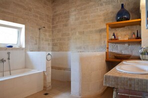 Combined shower/tub, eco-friendly toiletries, hair dryer, towels - Stone Built villa w/Private Pool and BBQ area (Άνω Βαλσαμόνερο)