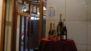 A room with a table displaying several bottles of wine. - Mihara Kokusai Hotel (Mihara)