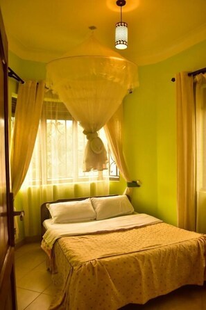 Tremannsrom | Safe på rommet, strykejern/-brett, wi-fi (inkludert) og sengetøy