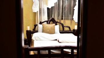 خزنة داخل الغرفة ومكواة/لوح كي وواي فاي مجانًا وملاءات أسرّة