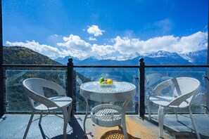 Habitación doble superior | Ropa de cama de alta calidad, escritorio y cortinas blackout 