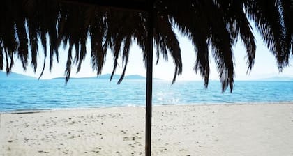 Villa Athena - Ruhige Lage mit direktem Zugang zum Strand von unserem Garten!