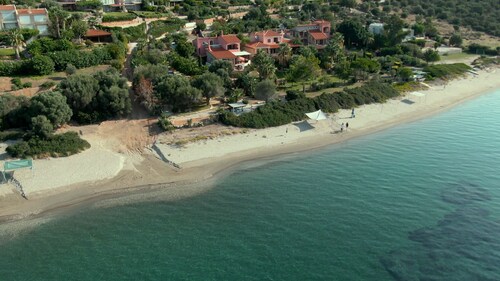 Villa Athena - Situation calme avec accès direct à la plage depuis notre jardin!