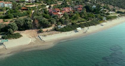 Villa Athena - Situation calme avec accès direct à la plage depuis notre jardin!
