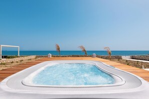 Outdoor spa tub - Nada Beachfront Villa (Κολύμπια)