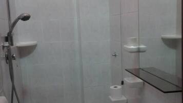 Basic-Doppel- oder -Zweibettzimmer | Badezimmer | Dusche, Haartrockner, Bidet, Handtücher