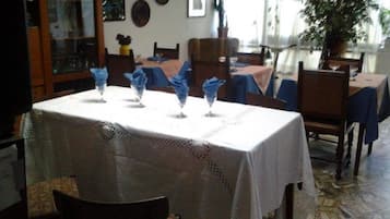 Tägliches inbegriffenes Frühstücksbuffet