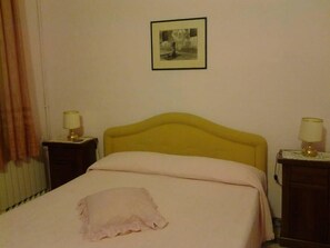 Habitación básica con 1 cama doble o 2 individuales | Cunas gratuitas, wifi gratis, ropa de cama