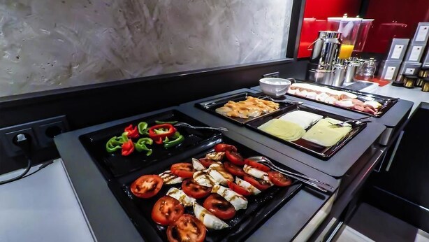 A buffet with various food items including grilled vegetables and meats. - Hotel Rotes Einhorn (Dueren)