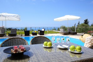 Outdoor dining - Luxury stone Villa Emily  close to Kathisma and Mylos beach (Λευκαδα)