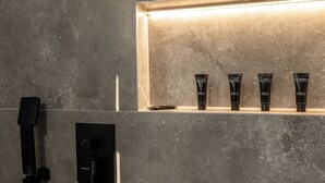 Bidet, towels, toilet paper - Atlantis Hotel & Apartments (Ksamil)