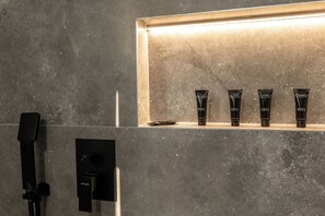 Bidet, towels, toilet paper - Atlantis Hotel & Apartments (Ksamil)
