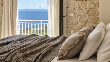 4 bedrooms, in-room safe, iron/ironing board, WiFi