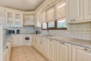 Fridge, oven, dishwasher, coffee/tea maker