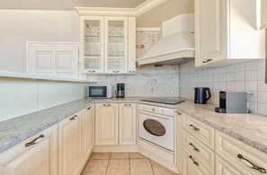 Fridge, oven, dishwasher, coffee/tea maker
