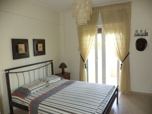 2 bedrooms, in-room safe, desk, WiFi