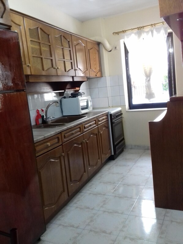 Fridge, microwave, coffee/tea maker, cookware/dishes/utensils