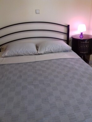 2 bedrooms, iron/ironing board, internet, bed sheets