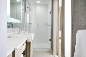 Shower, towels - SpringHill Suites by Marriott Springfield North (Springfield)