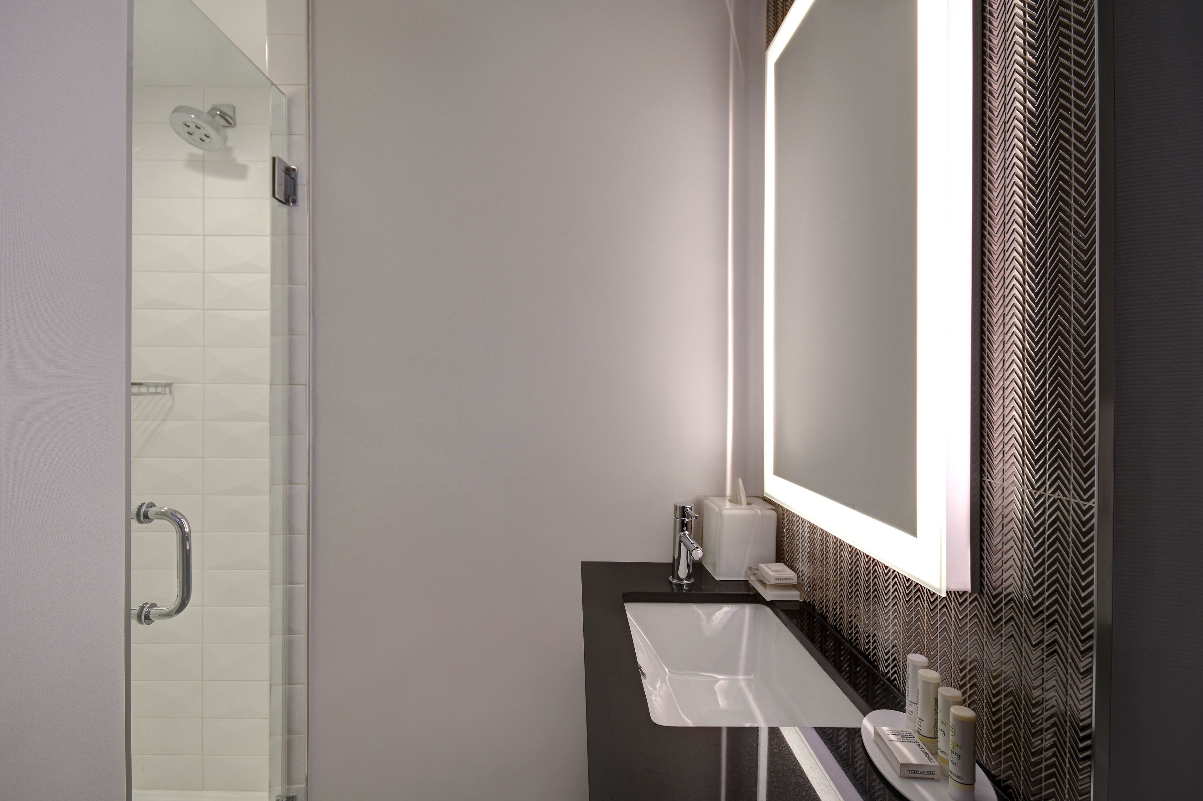 combined shower/bathtub, towels