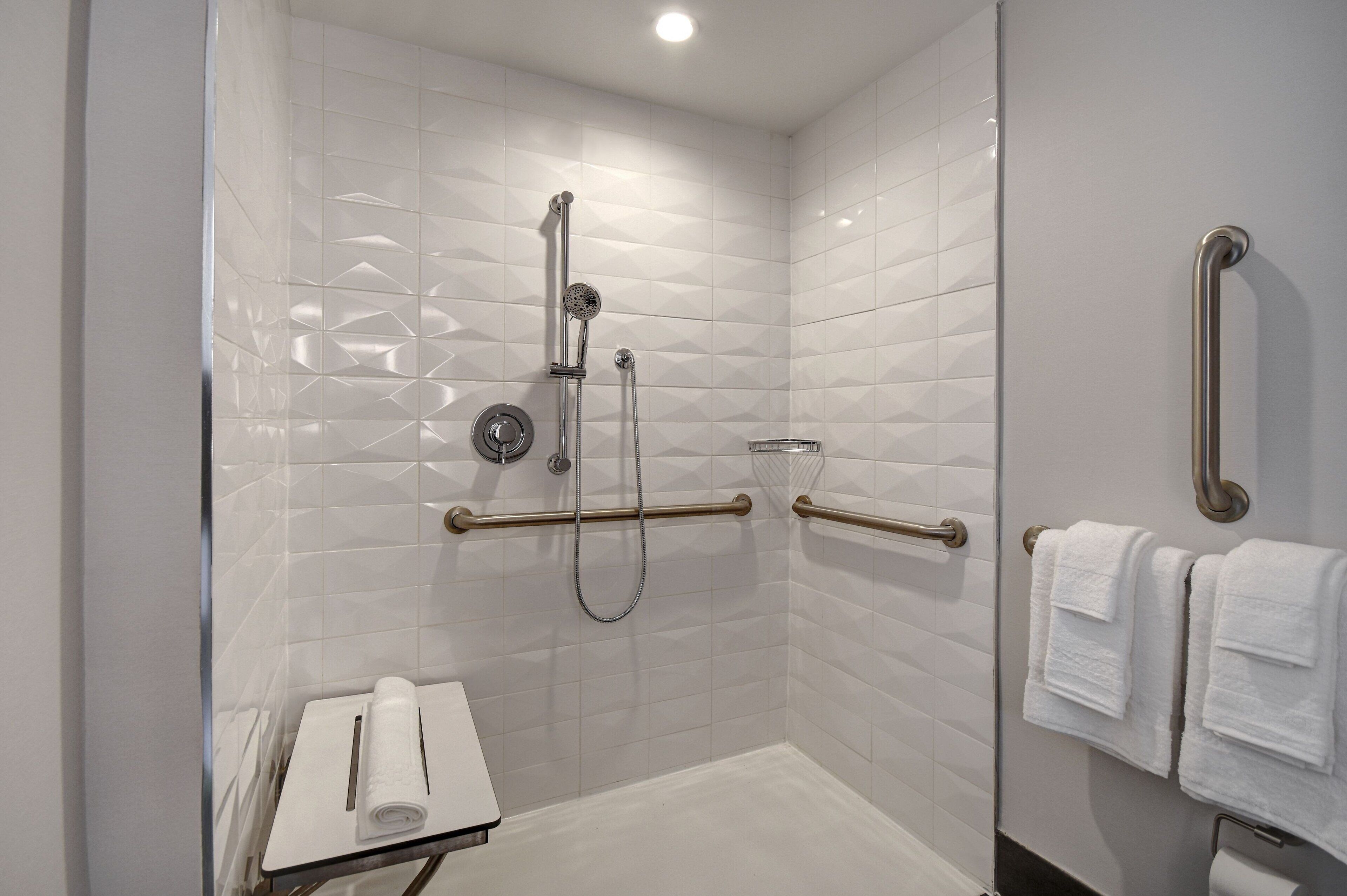 combined shower/bathtub, towels
