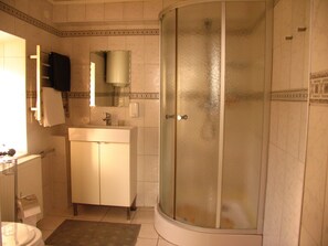 Shower, hair dryer, slippers, towels - Memo's Boutique Guesthouse (Karakol)