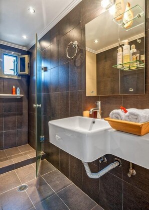 Dusche, Haartrockner, Handtücher, Toilettenpapier