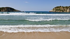 A beach with waves, clear sky, and rocky cliffs. - Peaceful villa built with privacy in mind (Gialova)
