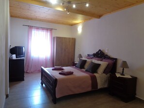 1 dormitorio, tabla de planchar con plancha, Internet y ropa de cama