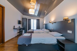 Quarto quádruplo standard, vista para a montanha (301) | 1 quarto, roupas de cama premium, frigobar, cofres nos quartos