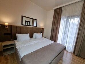 Standard Double Room, Mountain View (203)