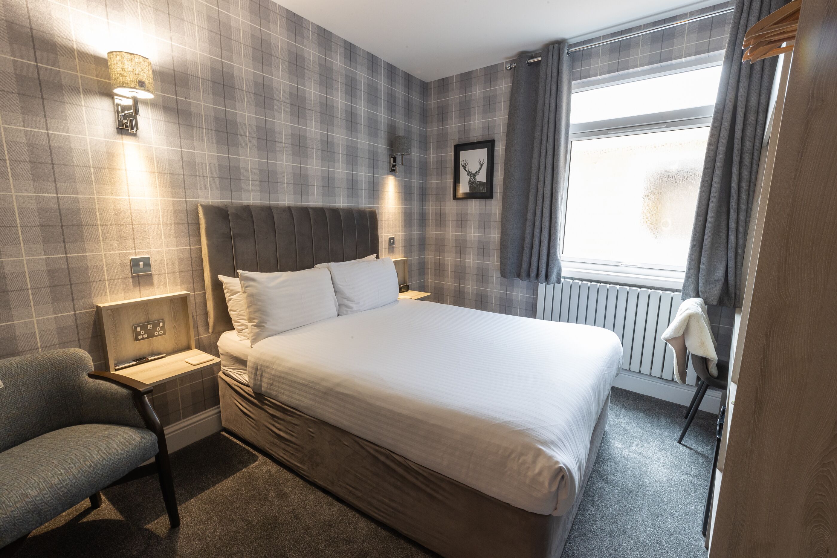 Quarto quádruplo urbano | Escrivaninha, ferros/tábuas de passar roupa, Wi-Fi de cortesia