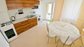 Fridge, microwave, oven, coffee/tea maker