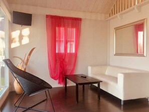 Alpehytte, 2 soverom | Oppholdsområde | Flatskjerm-TV og bordtennis