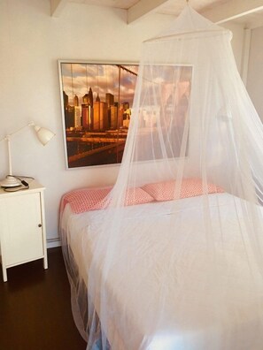 Alpehytte, 2 soverom | Skrivebord for bærbar PC og sengetøy