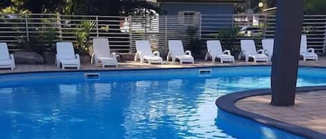 Kauden mukainen ulkouima-allas