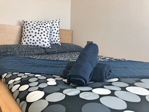 Tabla de planchar con plancha, wifi gratis y ropa de cama 