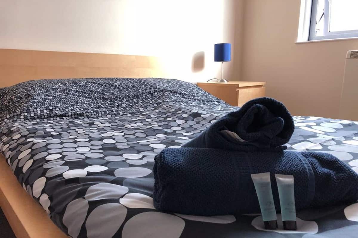 Tabla de planchar con plancha, wifi gratis y ropa de cama
