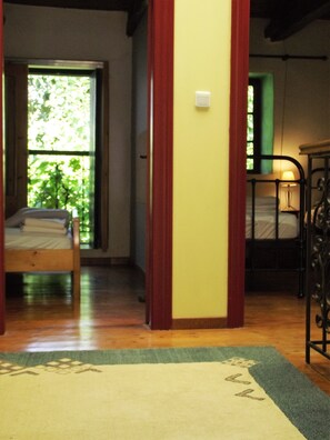 2 habitaciones, tabla de planchar con plancha, wifi y ropa de cama 