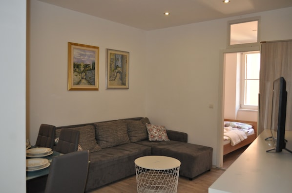 Appartement, 2 chambres | Coin séjour | Télévision à écran plat