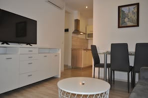 Appartement, 2 chambres | Coin séjour | Télévision à écran plat