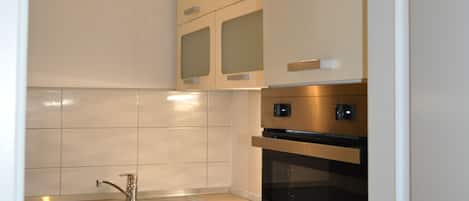 Appartement, 2 chambres | Cuisine privée | Réfrigérateur, four à micro-ondes, un four, surface de cuisson