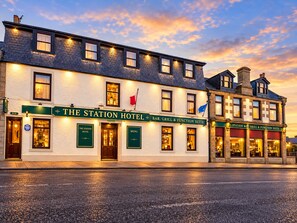 A hotel with a bar, grill, and function suite. - Homesly The Station Hotel (Banff)