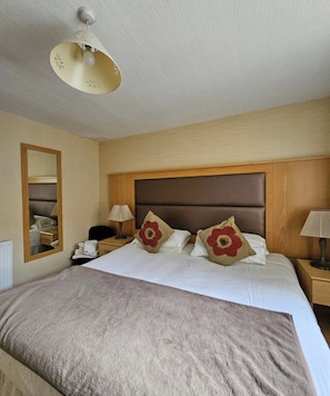 Individually decorated, individually furnished, desk, free WiFi - Homesly The Station Hotel (Banff)