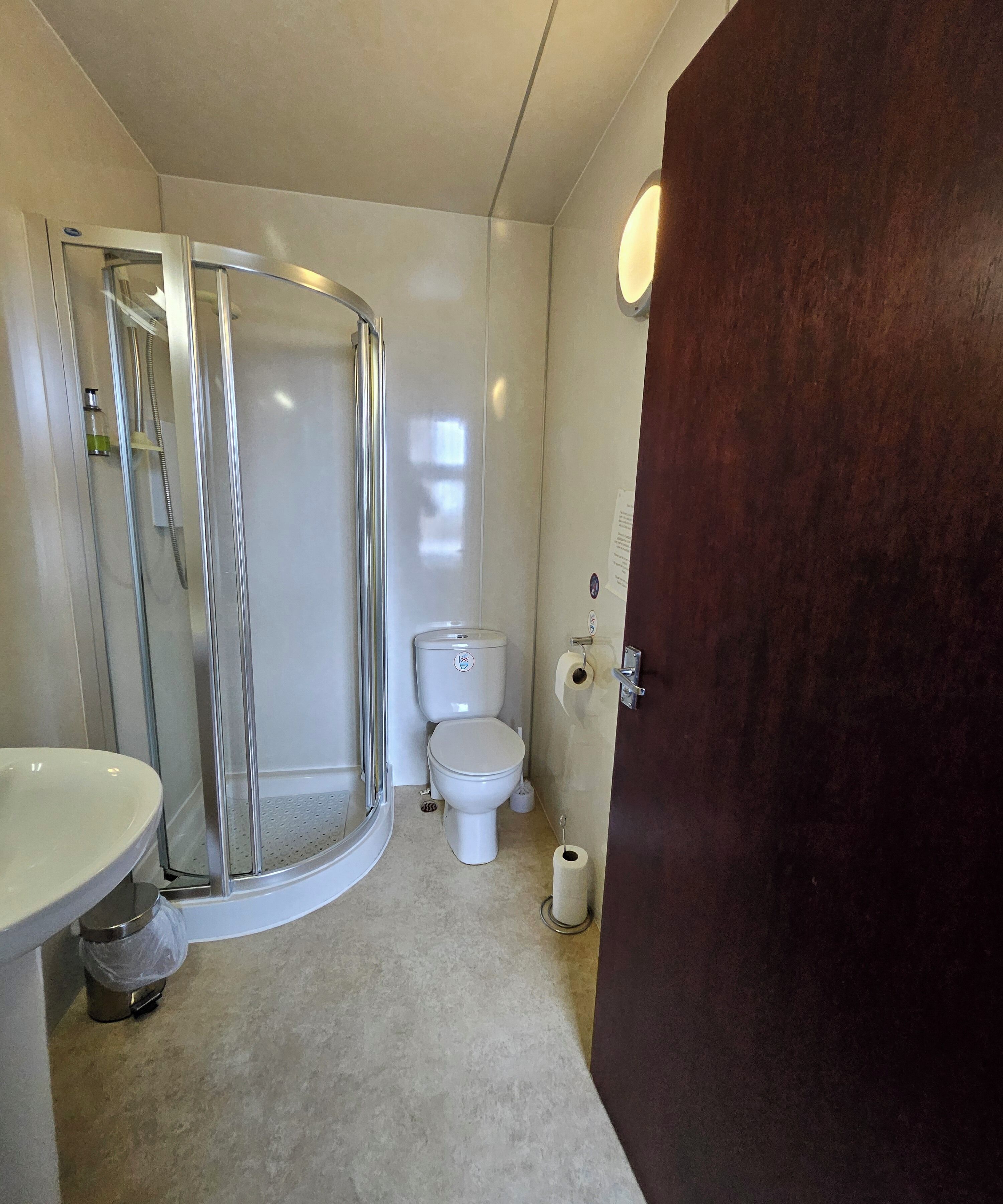 elite double room | bathroom | shower, free toiletries, hair dryer, towels
