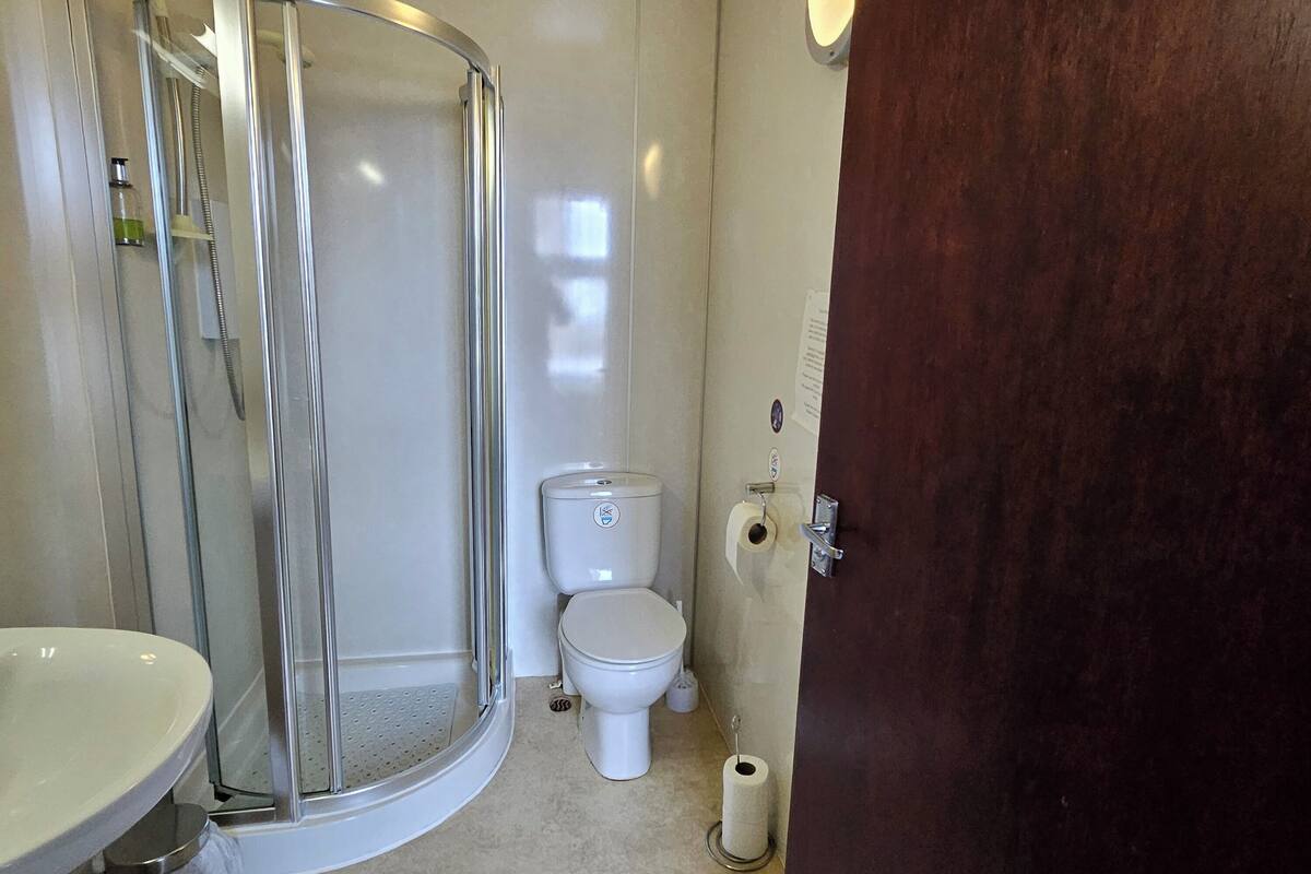 elite double room | bathroom | shower, free toiletries, hair dryer, towels