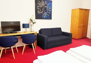 In-room safe, desk, blackout curtains, iron/ironing board - Hotel Krokodil (Heidelberg)
