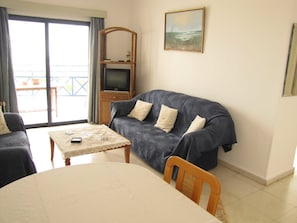 Departamento, 2 habitaciones, acceso a la alberca | Sala de estar | Televisión